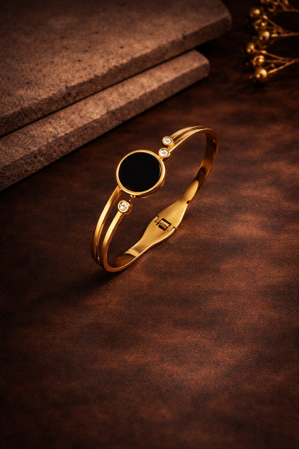 VELORA NOIR OPEN BANGLE BRACELET