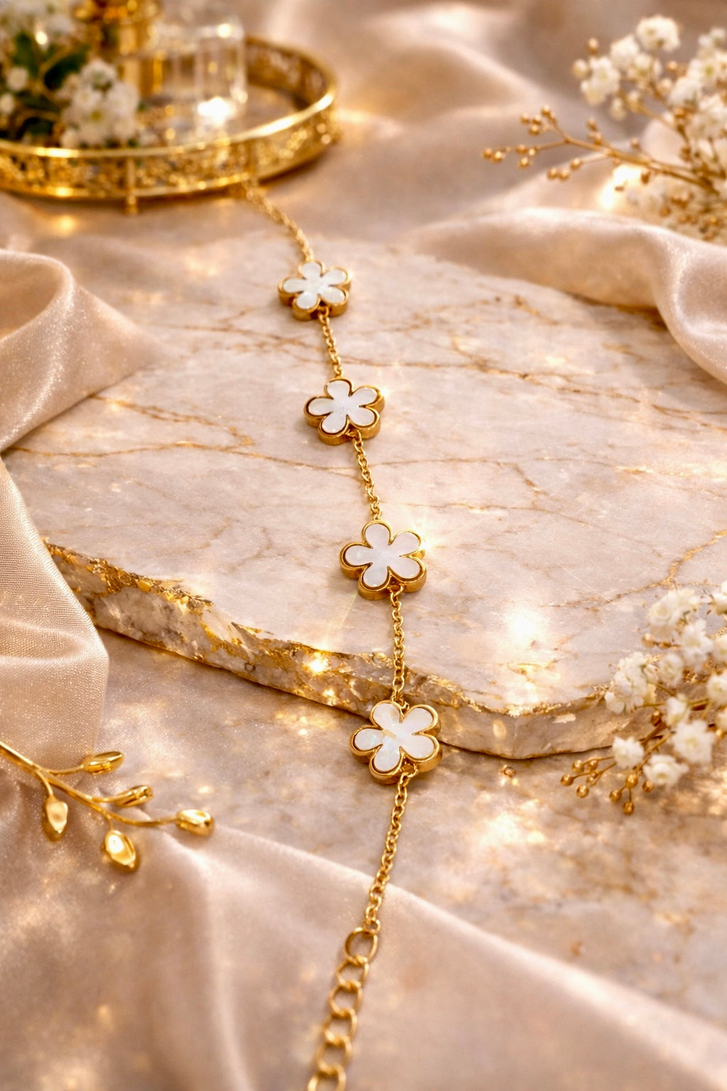 WHITE FLORAL CHARM CHAIN BRACELET