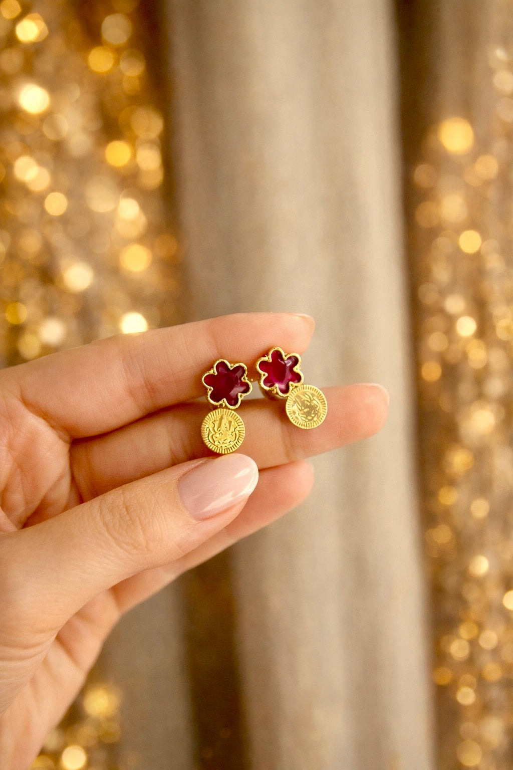 TRADITIONAL CLOVER COIN TEMPLE CHOKER