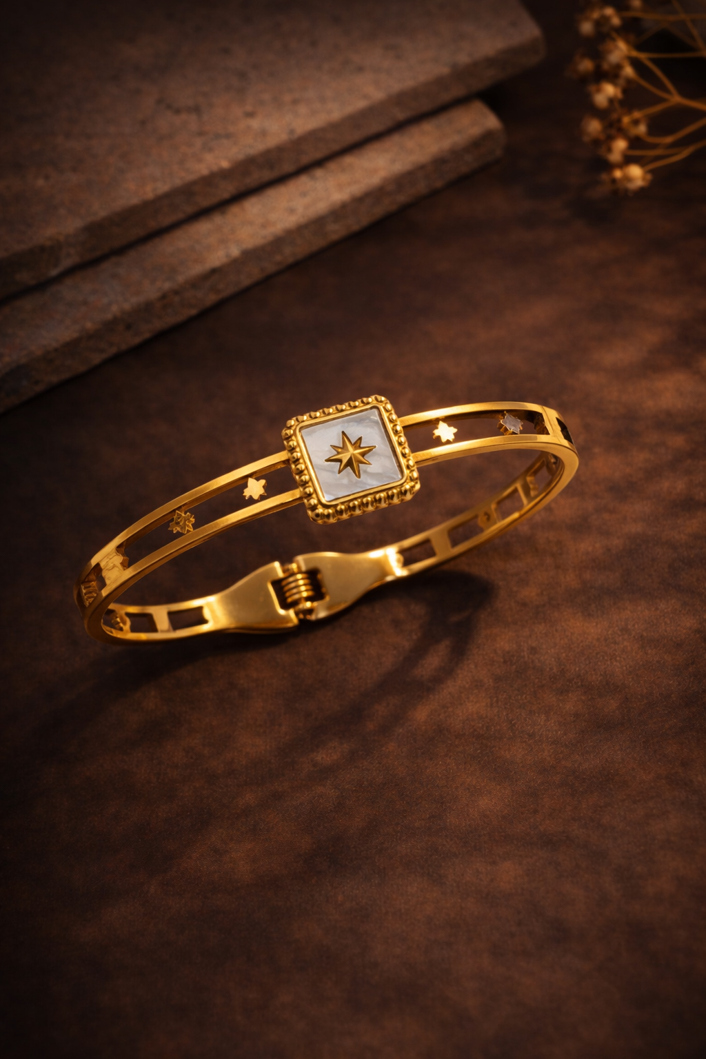 GOLDEN STAR HOLLOW BRACELET