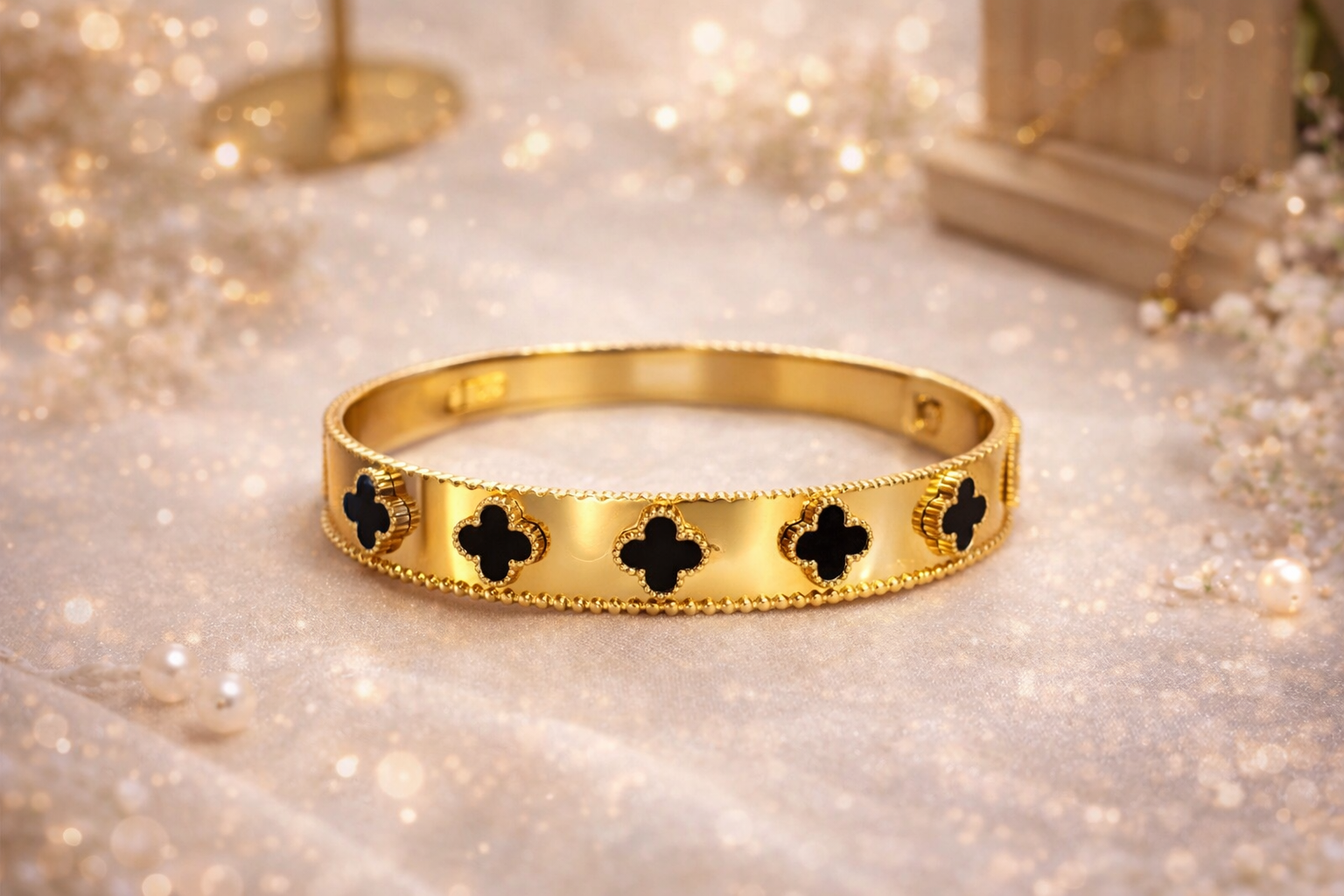 ROYAL CLOVER BANGLE