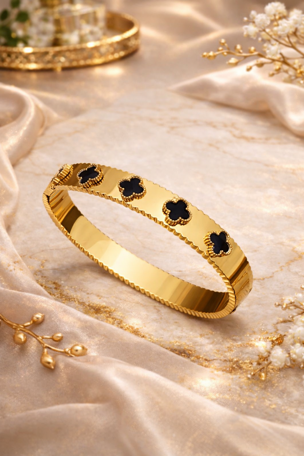ROYAL CLOVER BANGLE