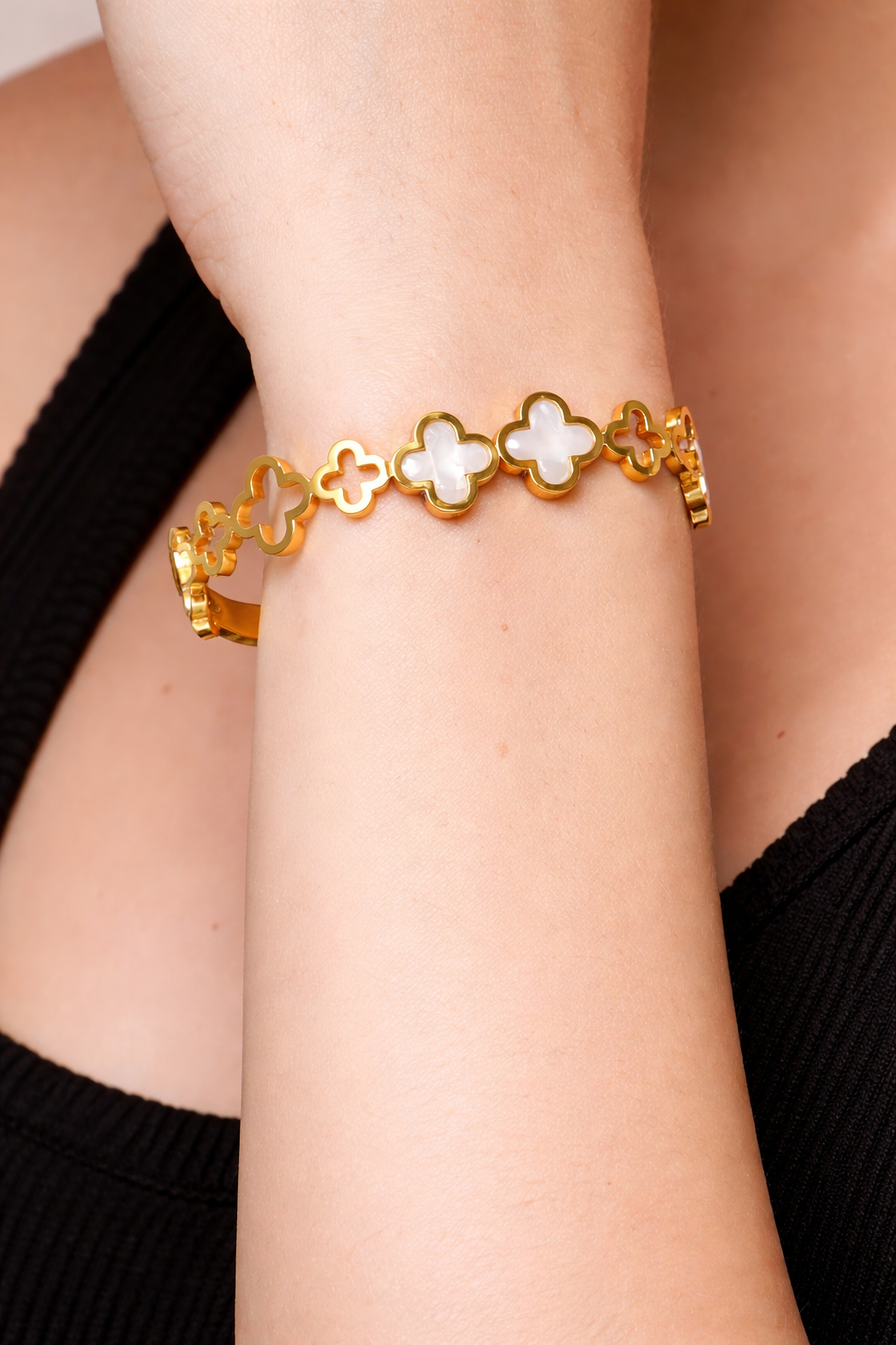 GOLDEN CLOVER CHARM OPEN BANGLE BRACELET