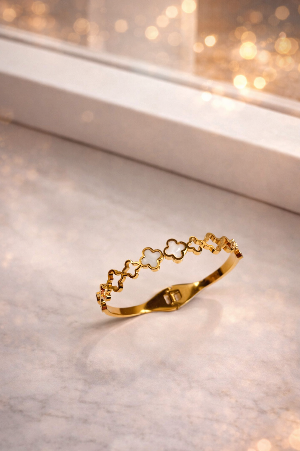 GOLDEN CLOVER CHARM OPEN BANGLE BRACELET