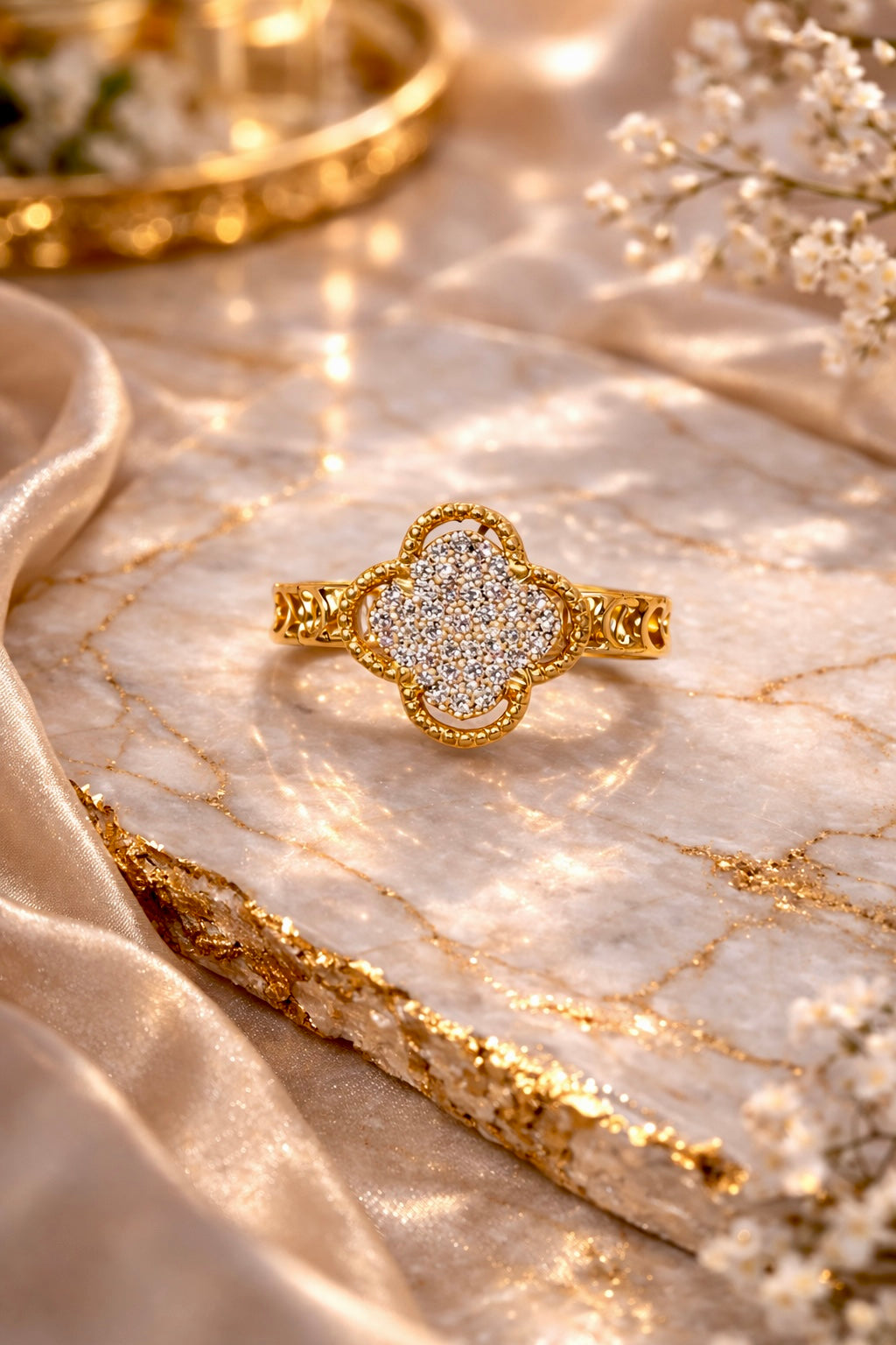 HOLLOW CLOVER RING